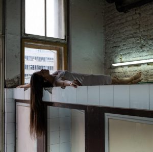 Performans Sonje Radaković u okviru 58. Oktobarskog salona; Foto: Nemanja Knežević / KCB